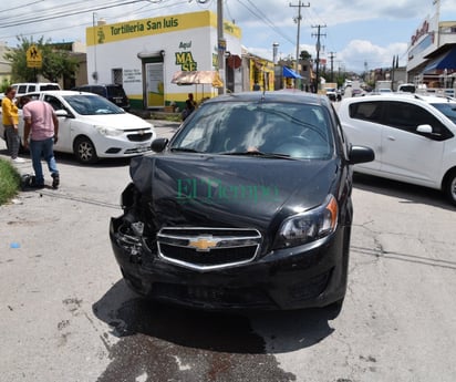 Cafre ignora señal de alto en la Zona Centro y choca a conductora 