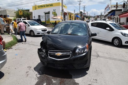 Cafre ignora señal de alto en cruce de  la Zona Centro y choca a conductora