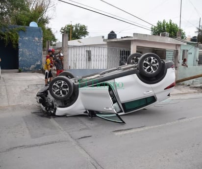 Mujer de la tercera edad choca con poste de Telmex y vuelca 