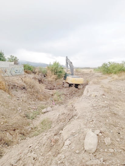 Municipio limpia arroyo peligroso frente a las colonias de Praderas