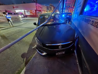 Cafre se pasa la luz roja del semáforo y choca en la Zona Centro de Monclova