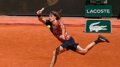 Tsitsipas sacó a flote un complicado inicio en París