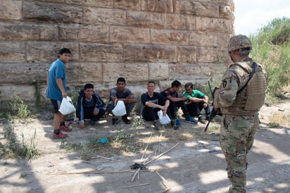 Migrantes son auxiliados por la guardia nacional de Texas 