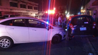 Ebrio se estrella contra auto estacionado en El Pueblo