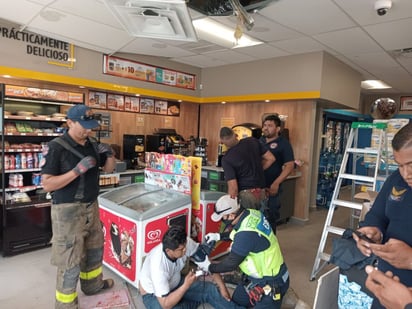 Técnico queda atrapado en ducto de ventilación de una tienda Oxxo