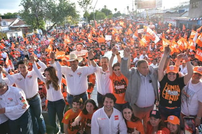 Cierra Lenin campaña junto a candidato a diputado en distrito 01