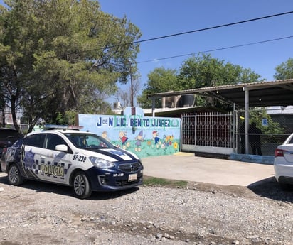 Madre de familia arrestada por lanzar amenazas a maestra que ‘ató a su hijo de los pies’