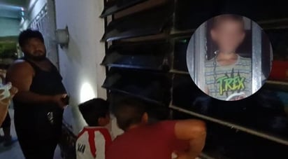 Vecinos rescatan a niño encadenado a una silla en su hogar; no tenía agua ni alimentos.