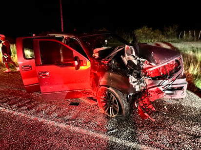 Bomberos de Eagle Pass ayudan en fuerte accidente 