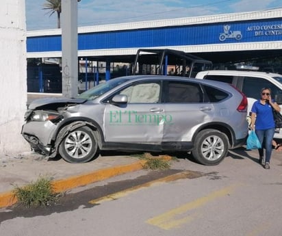 Apresurado cafre provoca choque en la Zona Centro de Monclova