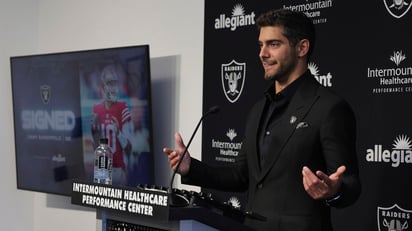 El QB Jimmy Garoppolo no pasó pruebas físicas con Raiders