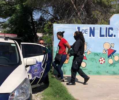 Mamá arrestada por defender a su hijo 'atado' por la maestra