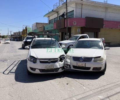 Conductor ignora alto y provoca choque en la Zona Centro de Monclova 