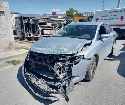 Auto choca camión y lo hace volcar en la colonia Tierra y Libertad 