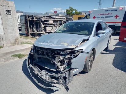 Coche chocó camión y lo hizo volcar en la Tierra y Libertad