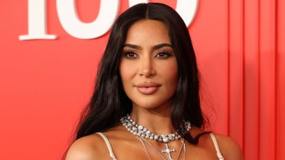 Kim Kardashian se luce idéntica a Dua Lipa con elegante vestido negro con recortes sobre la cadera