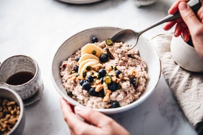 Razones para comer avena en la noche: Si buscas un alimento saludable para comer en la cena, la avena es una gran opción.