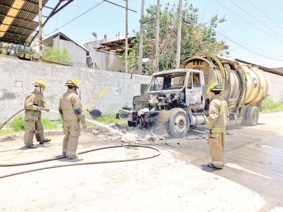 Camión de basura se quema por cortocircuito