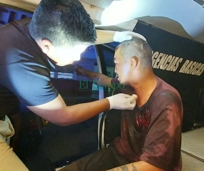 Asaltantes golpean a hombre con un tubo para robarle su dinero