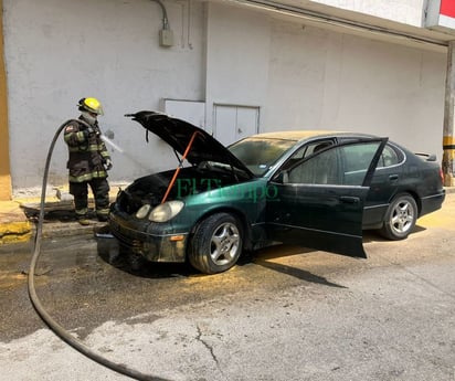 Se incendia vehículo estacionado en la Tecnológico