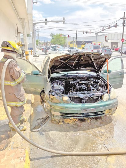 Vehículo estacionado se incendia en la colonia Tecnológico de Monclova