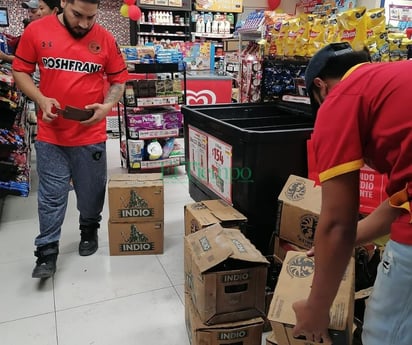 Ciudadanos desesperados hacen compras de bebidas alcohólicas 