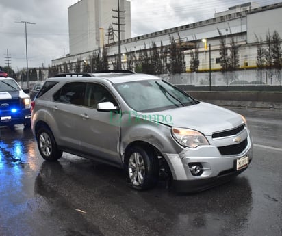 Conductor estrella su camioneta contra tráiler estacionado