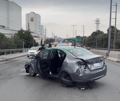 Conductor resultó lesionado al chocar contra puente de AHMSA