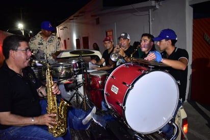 Con efervescente tamborazo ensayan habitantes para los festejos de Feria en SB