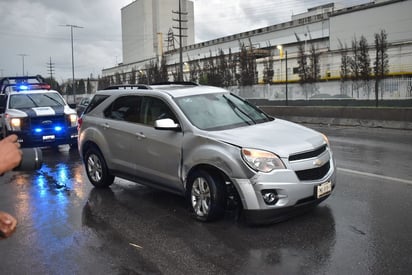 Cafre estrella su camioneta contra un tráiler que se encontraba estacionado