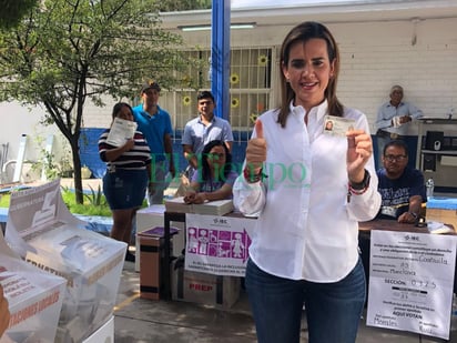 Lupita Oyervides diputada por el distrito 4 ejerce su voto 