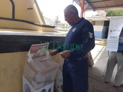 Trabajadores de Monclova salen a votar