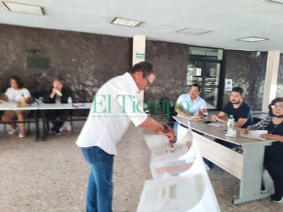 César flores y su familia  acuden a votar esta mañana; Confía en el resultado