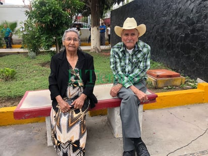 Abuelitos de Nava visitan la casilla especial en CECATI 9 