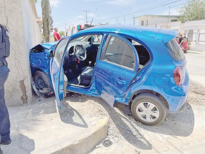 Dama ignora un alto y provoca fuerte accidente vial