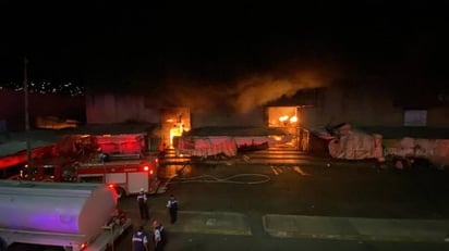 Incendio consume nave del mercado central de Acapulco