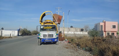 Exhortan a ciudadanos no depositar escombros u otros materiales en contendores