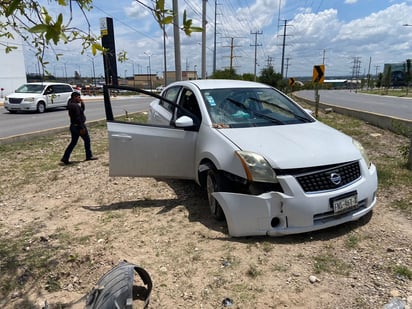 Inexperto conductor sale del camino y choca contra palmera