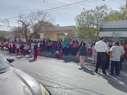 Padres de familia exigen que regrese director de primaria