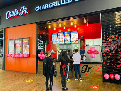 Empleados de Carl's JR se quejan por no haber recibido utilidades