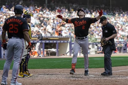 Orioles remontan y terminan  ganando a los Cerveceros por 6-3