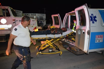 Bomberos rescatan a hombre de incendio en Los Pinos