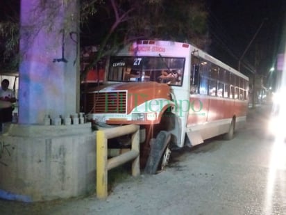 Embarra autobús en barrera para frenarlo