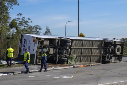 Autobús con asistentes a boda en Australia sufren accidente 