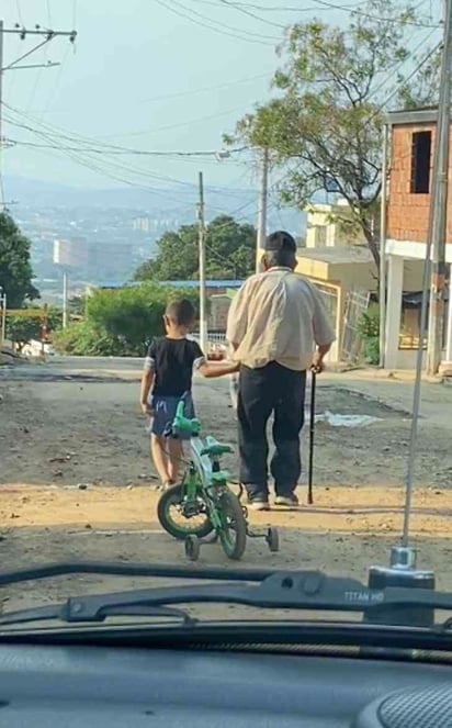 Usuarios de Tik tok conmovidos por el niño que ayudó a un señor mayor a llegar a casa: Se viralizó el momento en el que un niño paseando en bici se detuvo para ayudar a alguien que lo necesitaba.