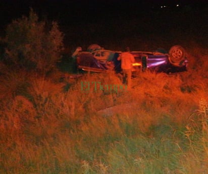 Camioneta choca por alcance en la carretera 30 y vuelca  