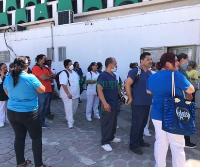 Empleados del IMSS se manifiestan por falta de aire acondicionado 