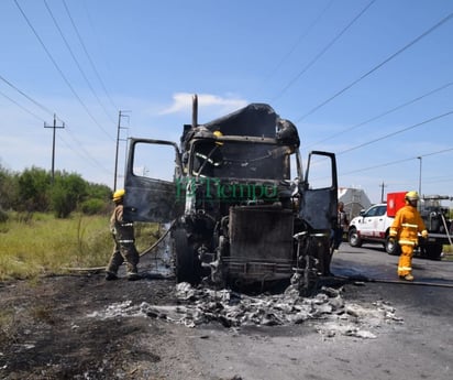 Tráiler se incendia en el libramiento Carlos Salinas de Gortari