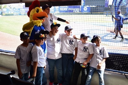 Acompaña Hugo Lozano a pequeños beisbolistas de San Buenaventura a juego de Acereros