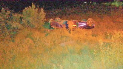 Camioneta choca por alcance en la carretera federal 30 y vuelca 